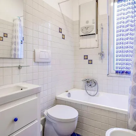 1 Bedroom Awesome In Appartamento Genova